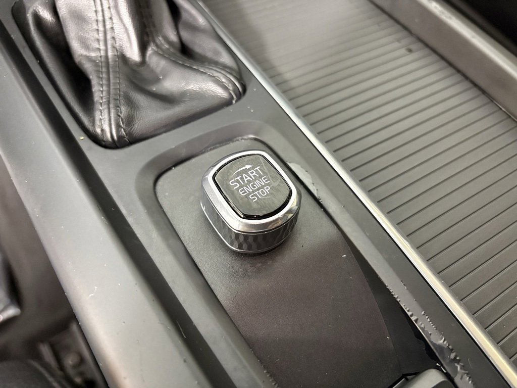 Used 2018 Volvo XC60 T6 Momentum w/ Vision Package image 24