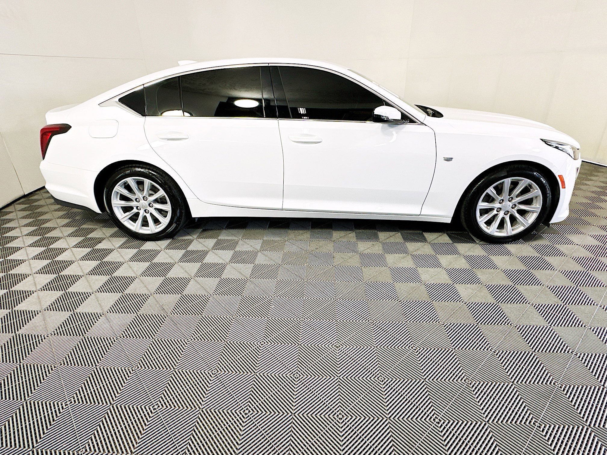 Used 2023 Cadillac CT5 Luxury RWD image 2