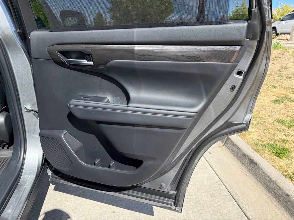 Used 2025 Toyota Highlander Platinum AWD/4WD image 19