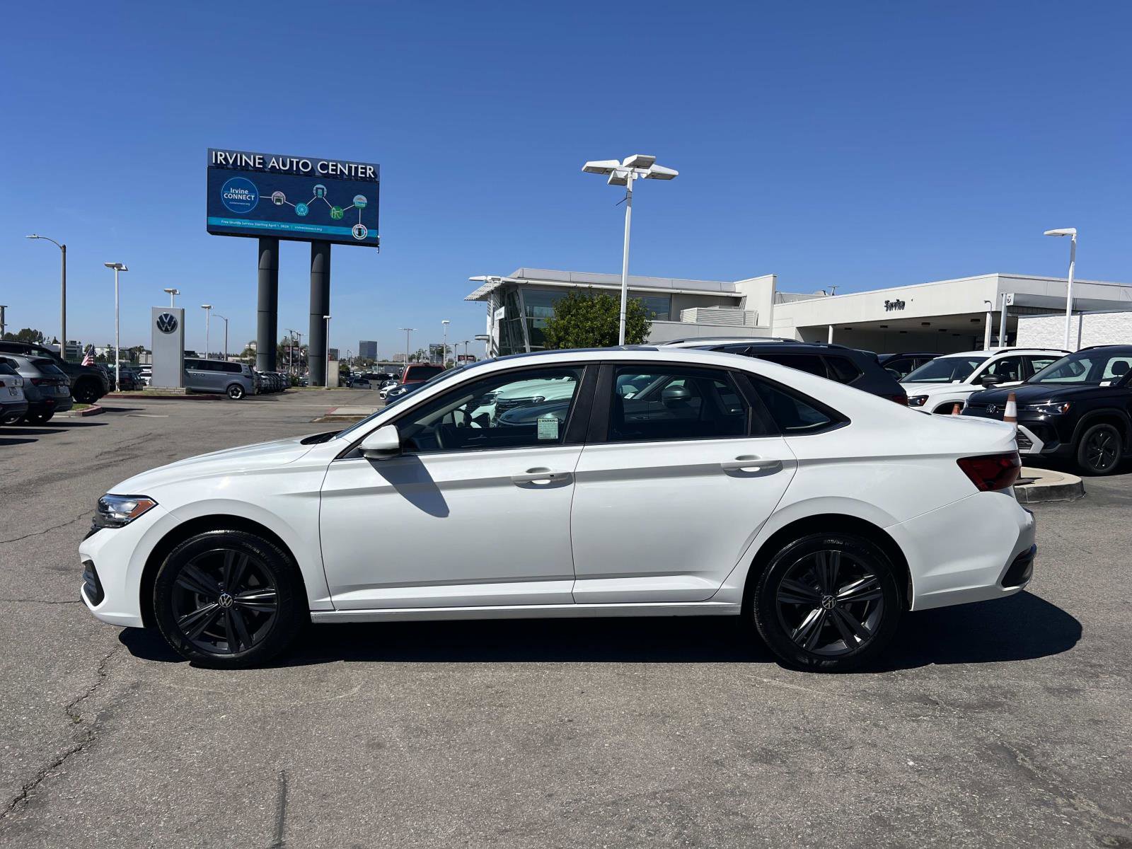 Used 2024 Volkswagen Jetta SE w/ Panoramic Sunroof Package image 2