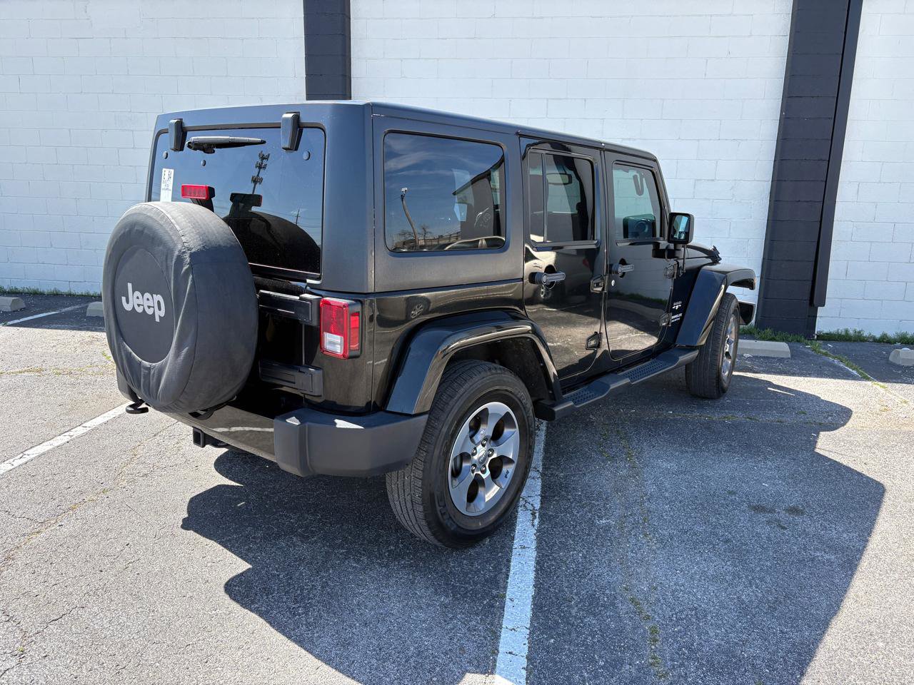 Used 2016 Jeep Wrangler Unlimited Sahara image 3