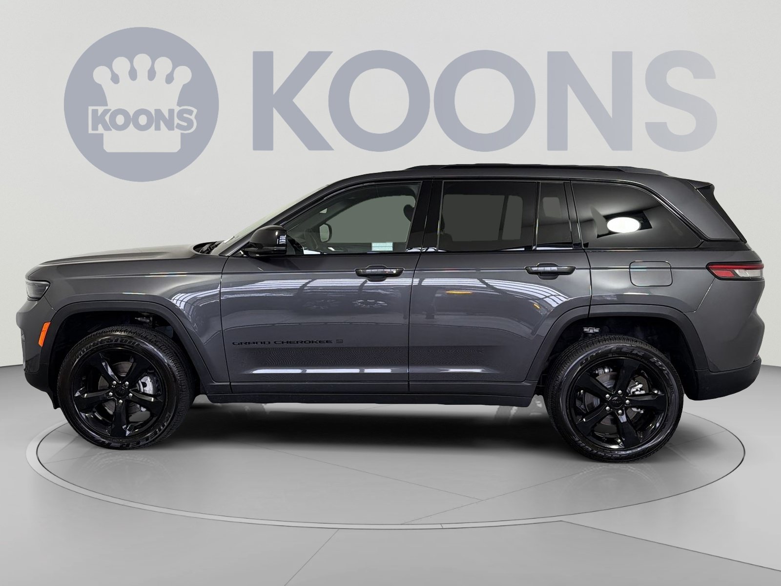 Used 2025 Jeep Grand Cherokee 4WD image 2