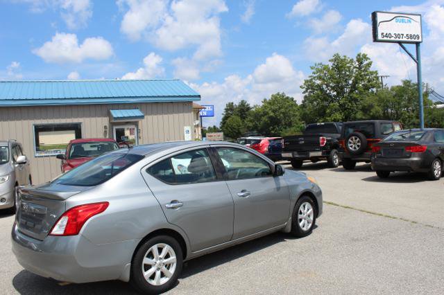 Used 2014 Nissan Versa SV image 1
