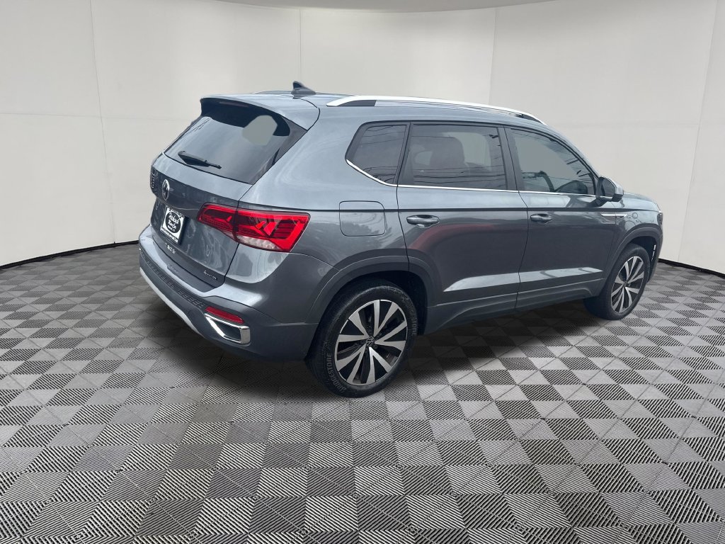Used 2022 Volkswagen Taos SE w/ Panoramic Sunroof Package AWD/4WD image 6