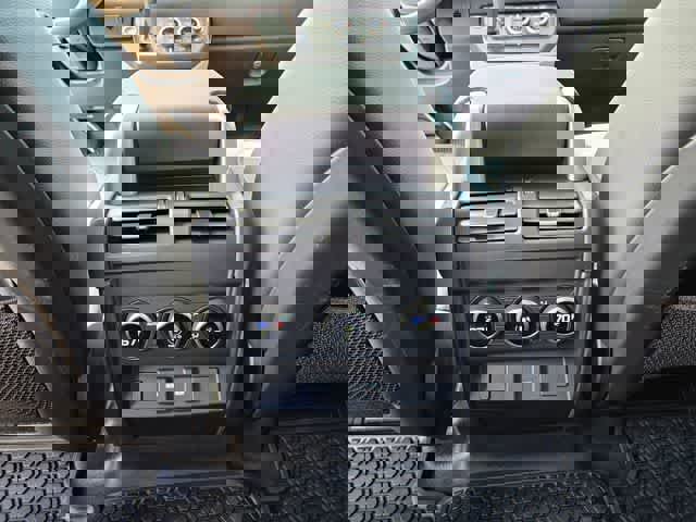 Used 2023 Land Rover Defender 130 X-Dynamic SE image 20