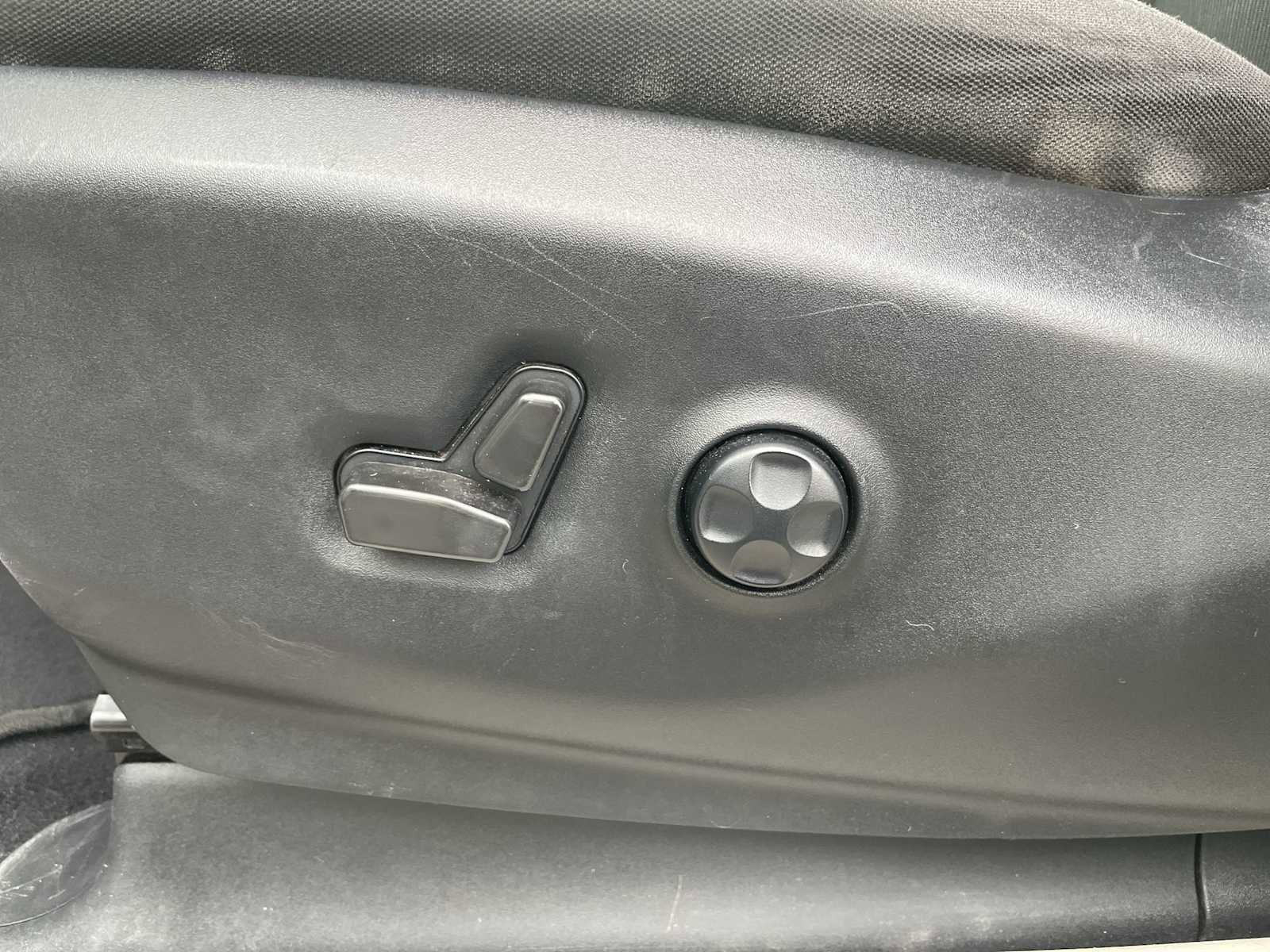 Used 2022 Chrysler Voyager LX image 14