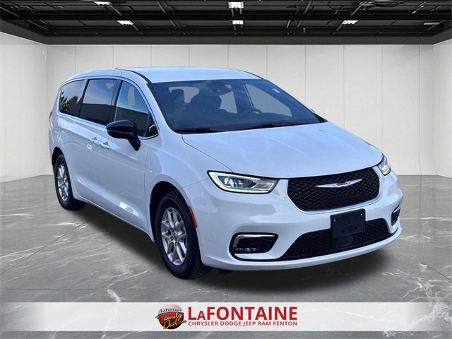 Used 2025 Chrysler Pacifica Select image 7