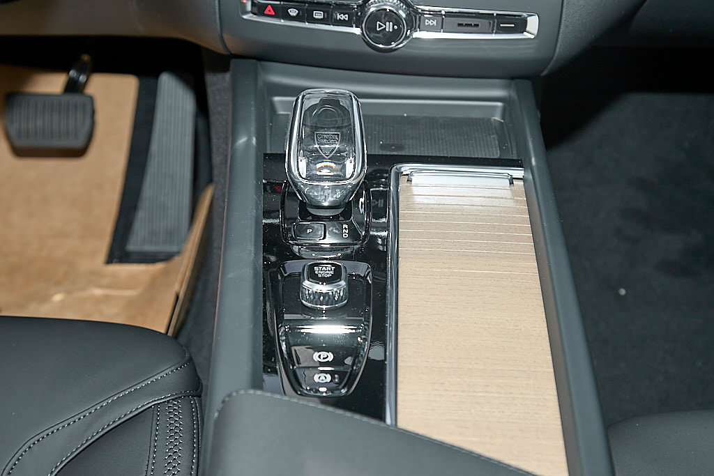 New 2026 Volvo XC60 T8 Plus w/ Climate Package PRO AWD/4WD image 29