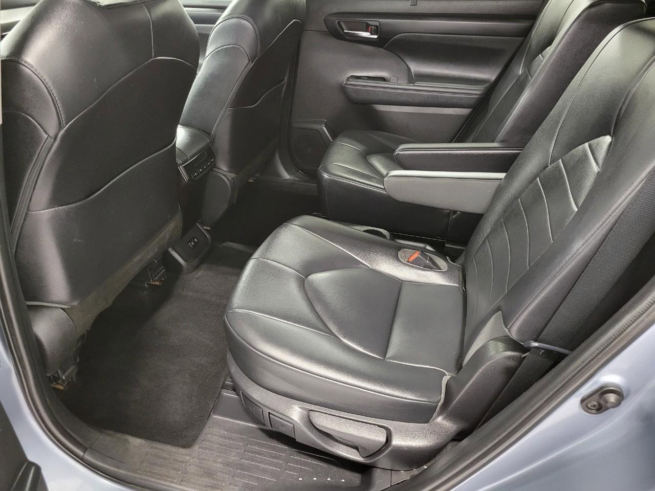 Used 2020 Toyota Highlander XLE image 21