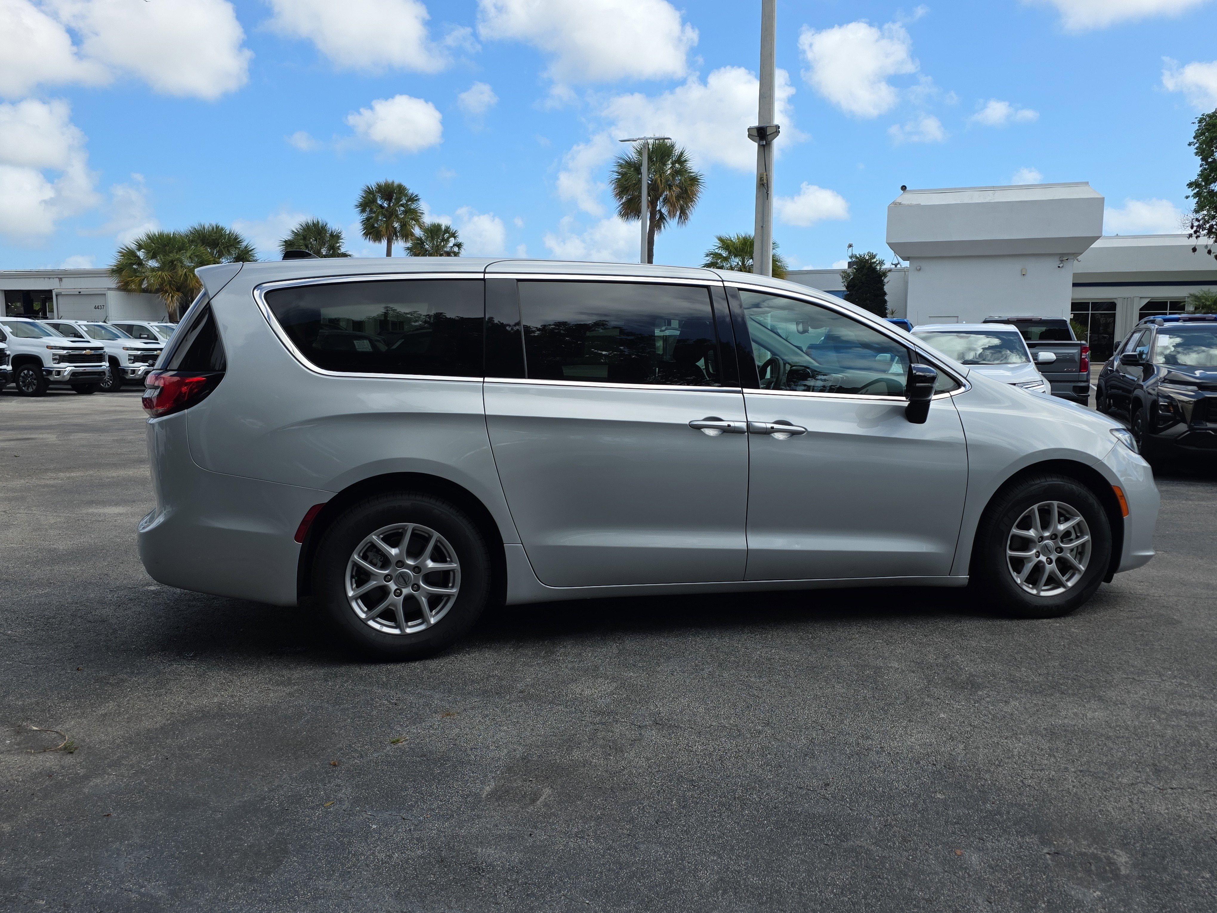 Used 2024 Chrysler Pacifica Touring-L FWD image 8