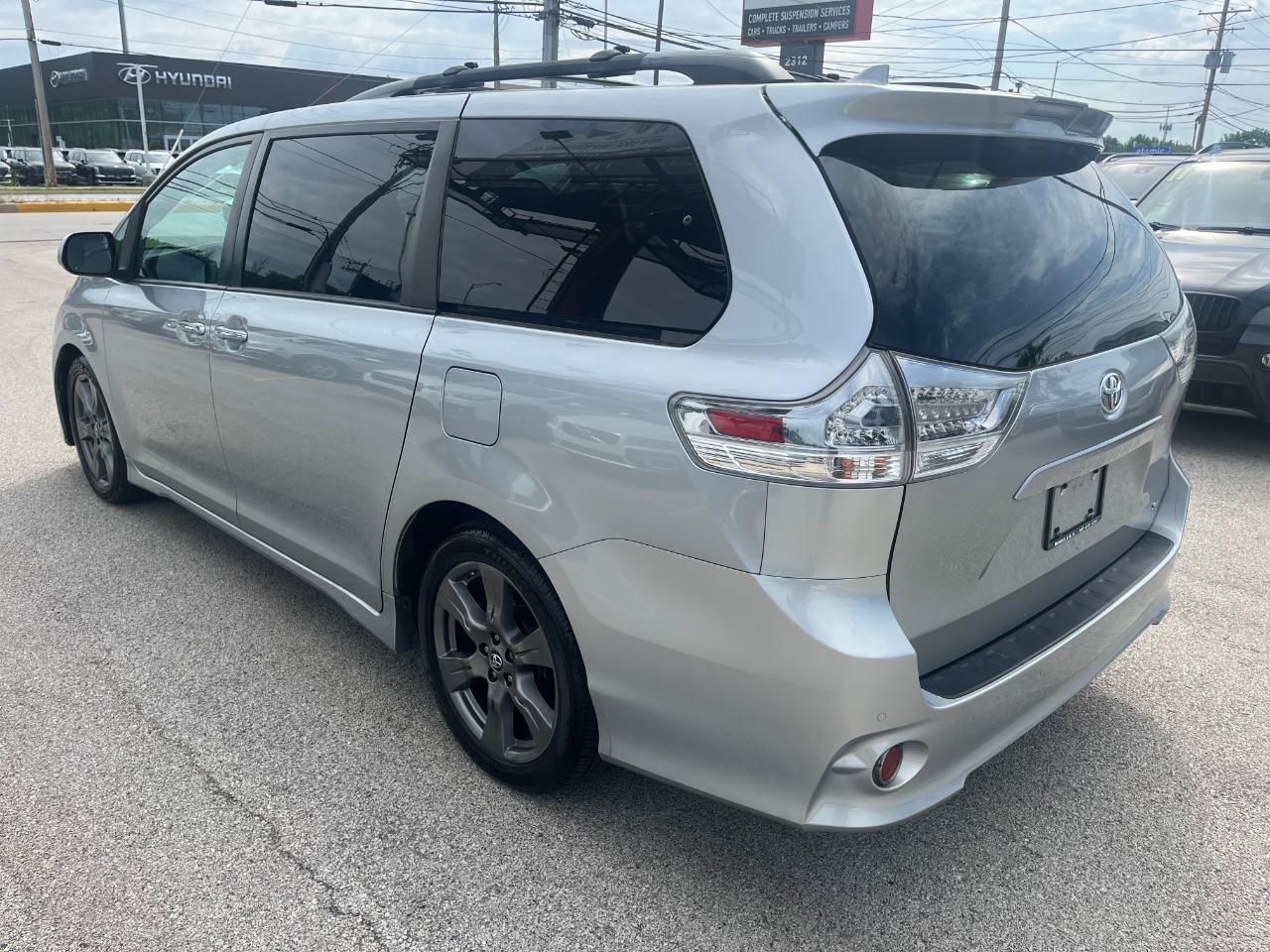 Used 2019 Toyota Sienna SE w/ SE Preferred Package FWD image 3