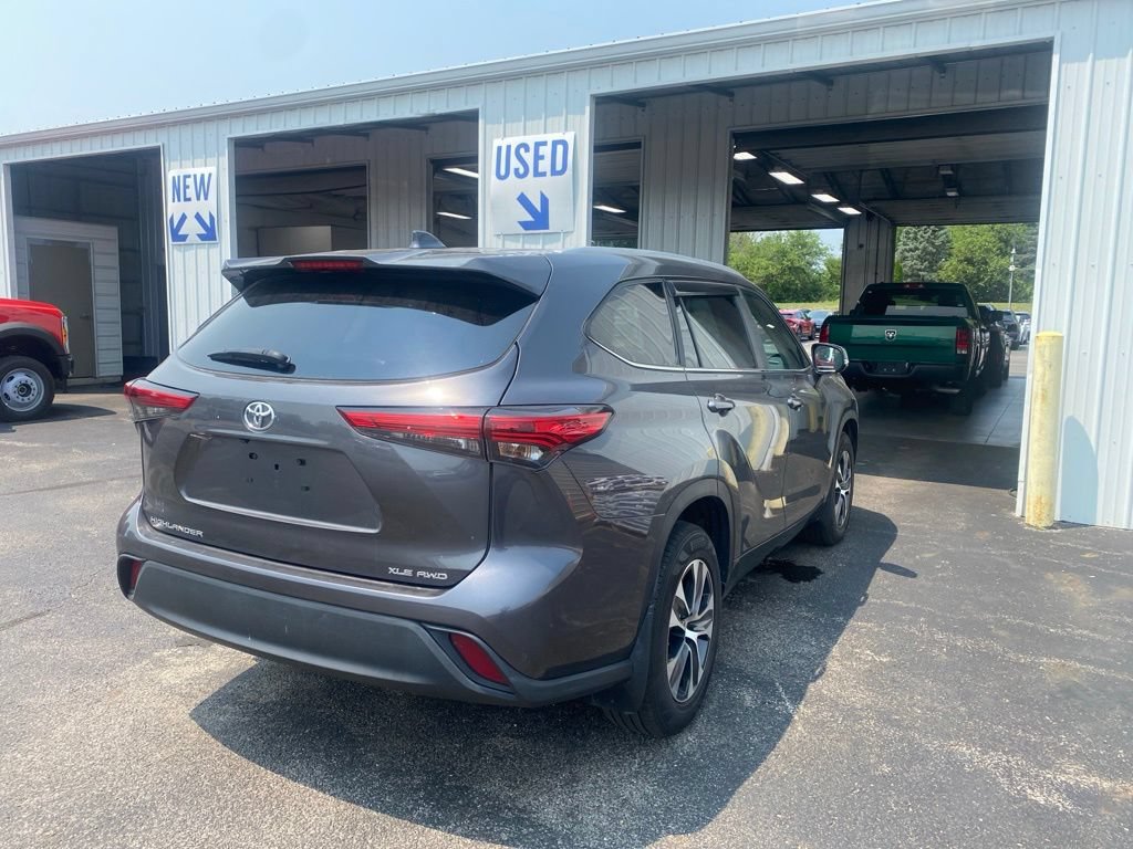 Used 2023 Toyota Highlander XLE AWD/4WD image 4