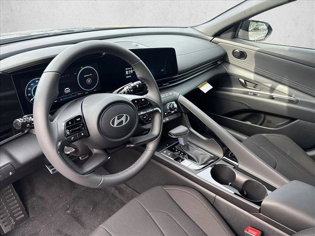 Used 2025 Hyundai Elantra SEL image 3