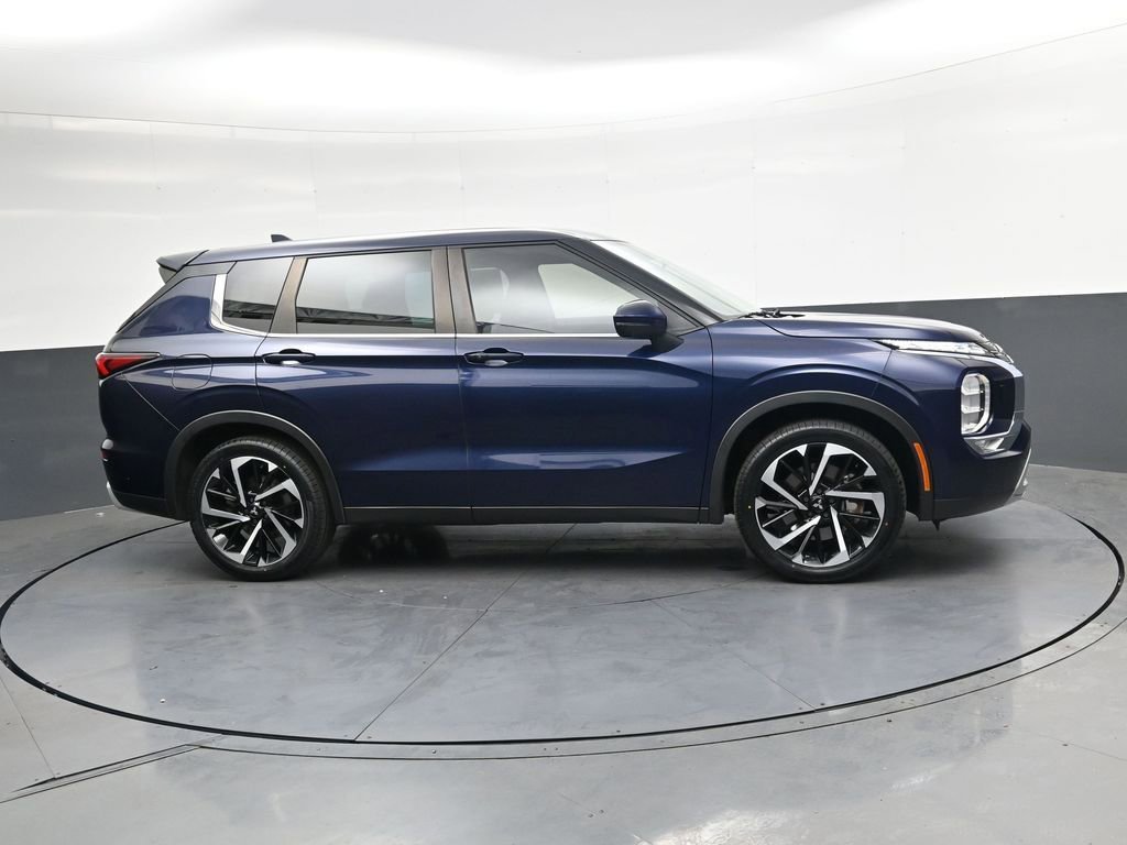 Used 2022 Mitsubishi Outlander SE AWD/4WD image 3