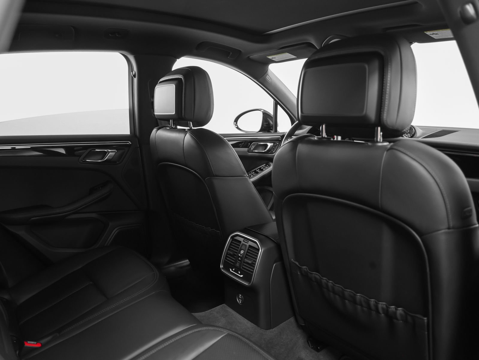 Certified 2023 Porsche Macan image 25