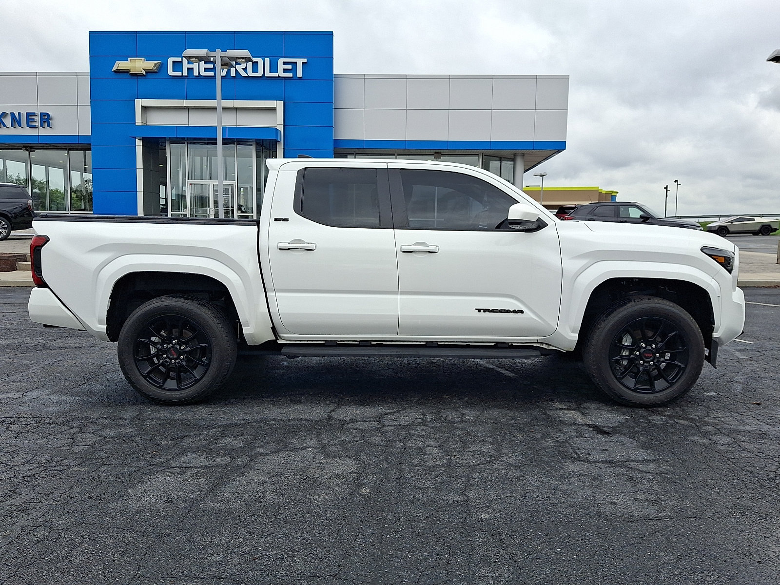 Used 2024 Toyota Tacoma SR5 AWD/4WD image 7