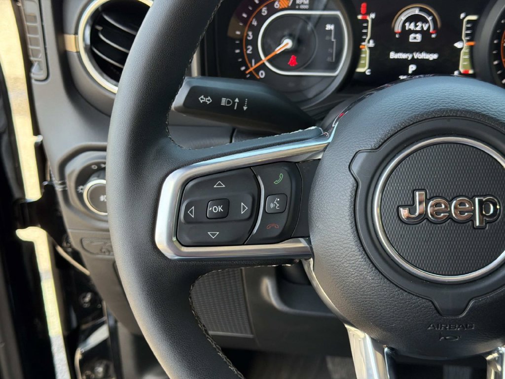 Used 2025 Jeep Wrangler Unlimited Sahara w/ Safety Group AWD/4WD image 22