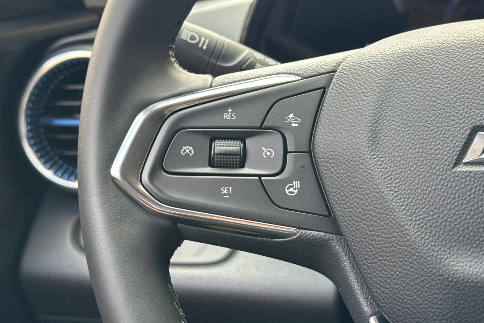 Used 2026 Chevrolet Trax LT w/ Midnight Edition FWD image 34