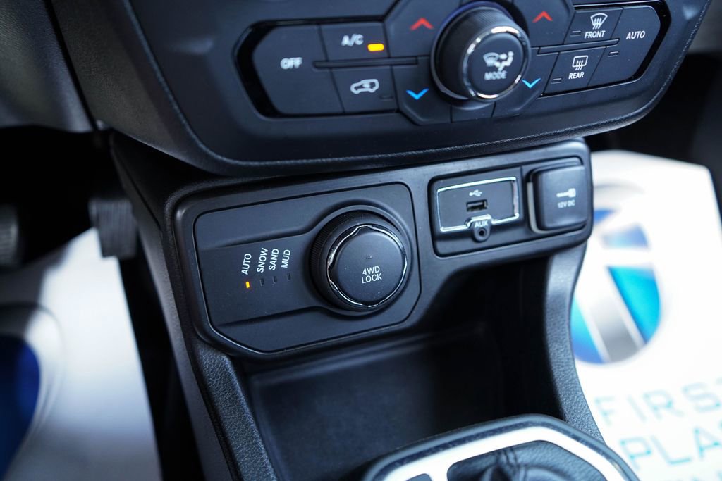 Used 2021 Jeep Renegade Latitude AWD/4WD image 22