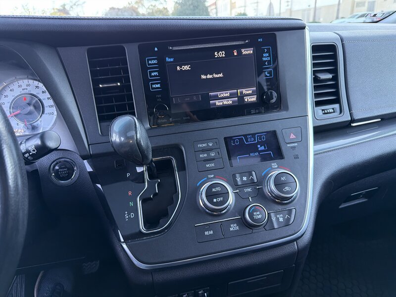Used 2016 Toyota Sienna SE Premium FWD image 31