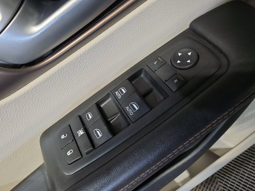 Used 2018 Chrysler Pacifica Touring-L w/ Tire & Wheel Group FWD image 15