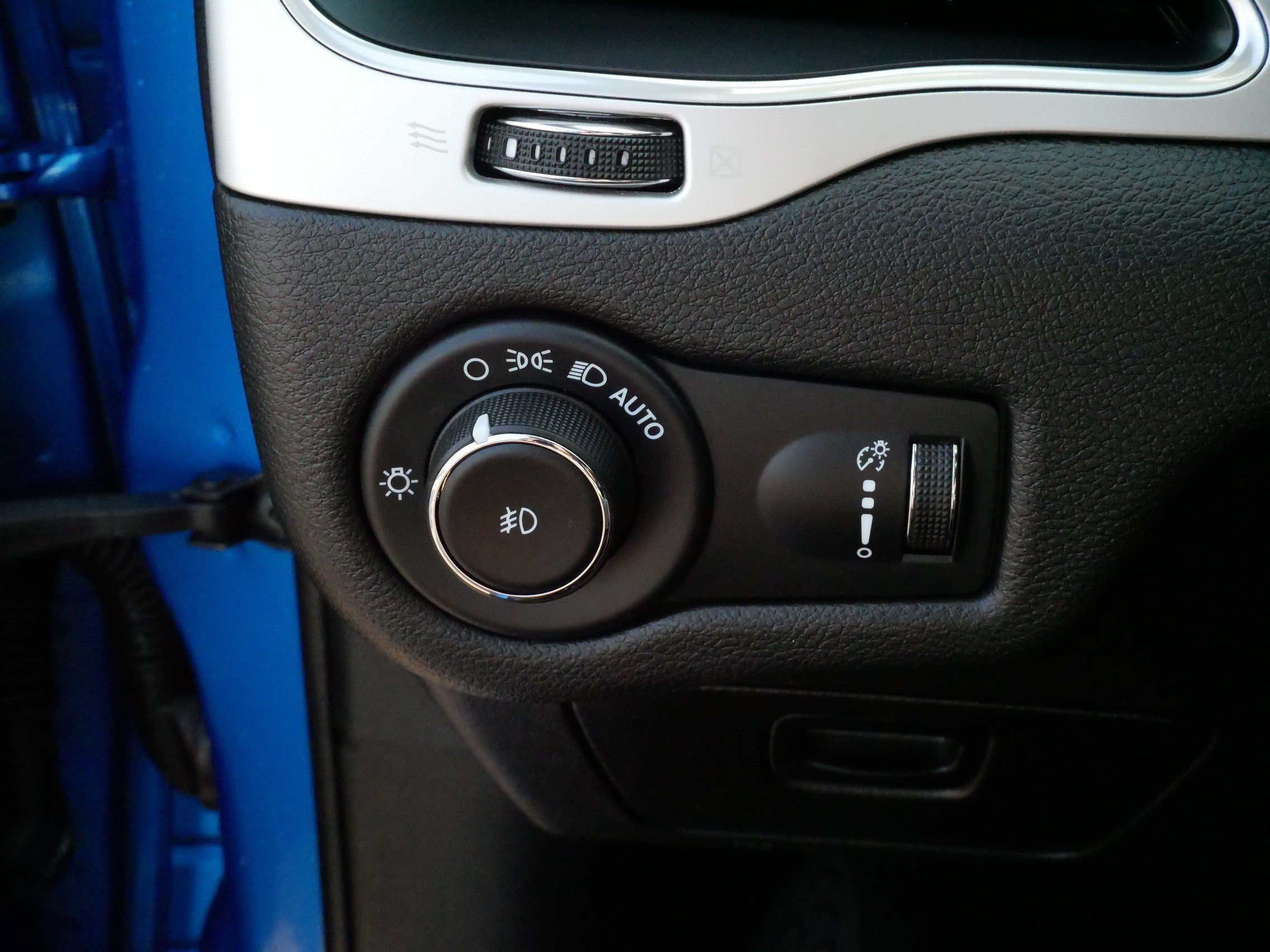 Used 2022 Jeep Cherokee Latitude AWD/4WD image 27