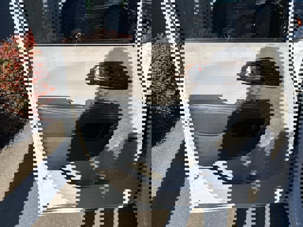 Used 2023 Chrysler Pacifica Limited w/ Uconnect Theater Family Group image 25