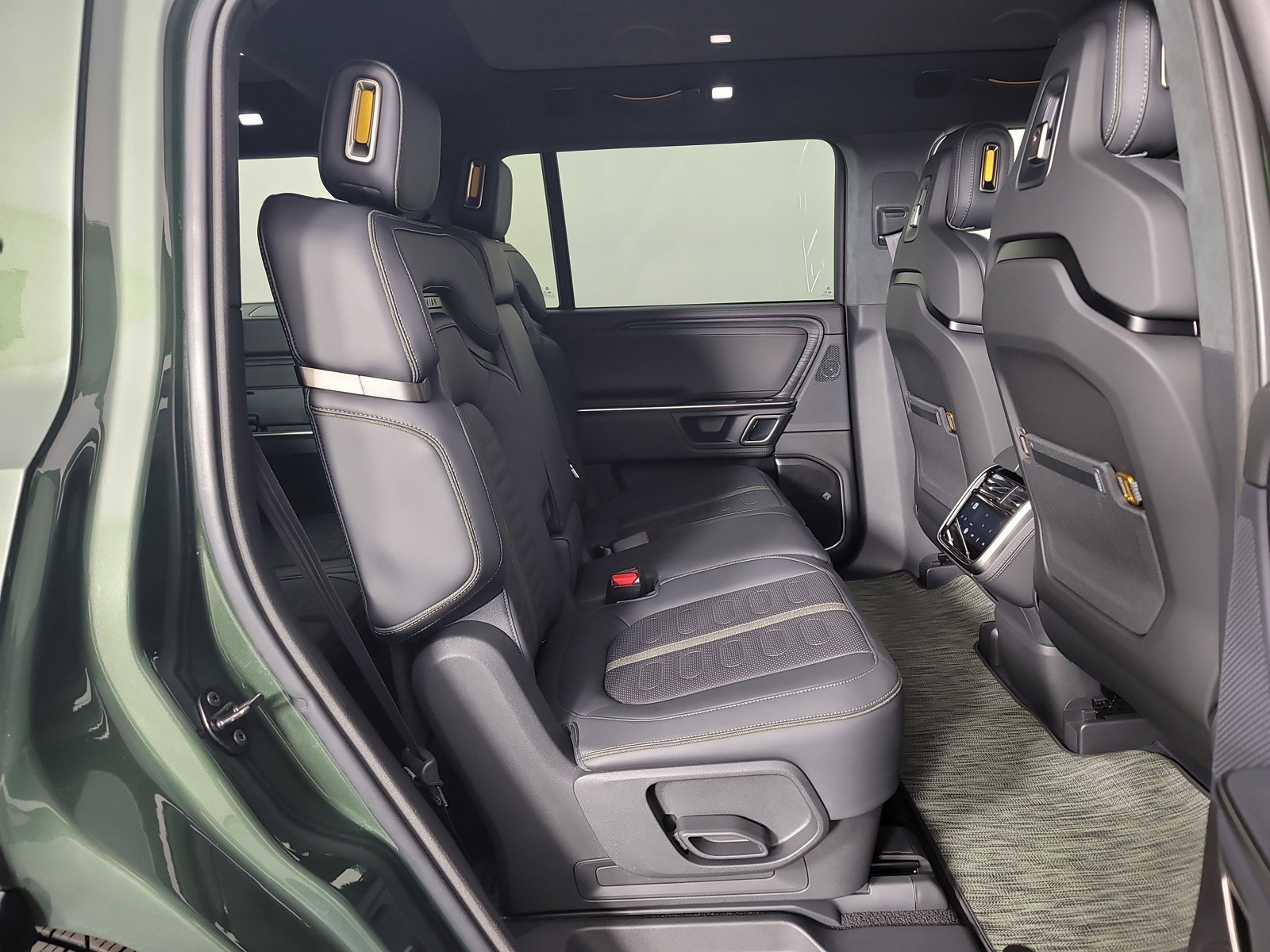 Used 2024 Rivian R1S Adventure AWD/4WD image 23