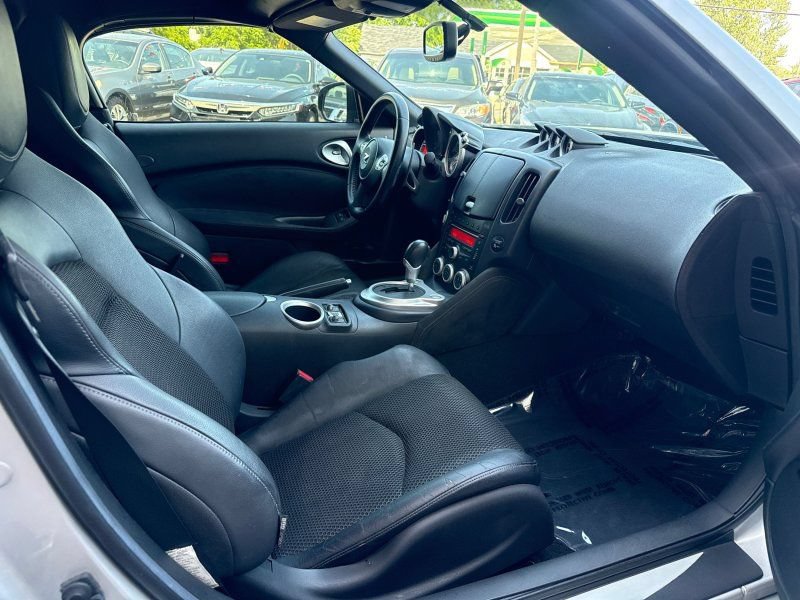 Used 2010 Nissan 370Z Touring RWD image 15