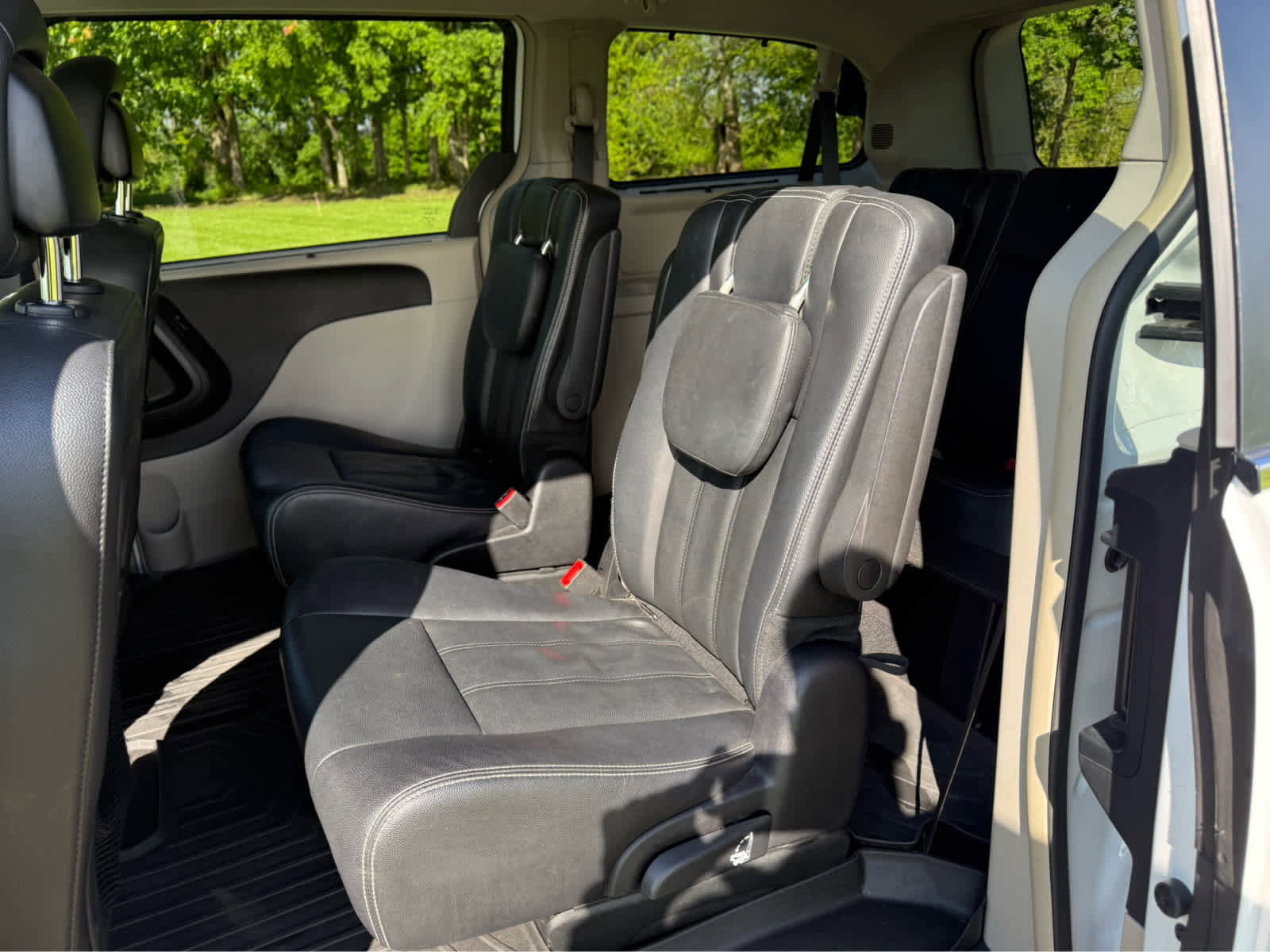 Used 2016 Chrysler Town & Country Touring FWD image 12