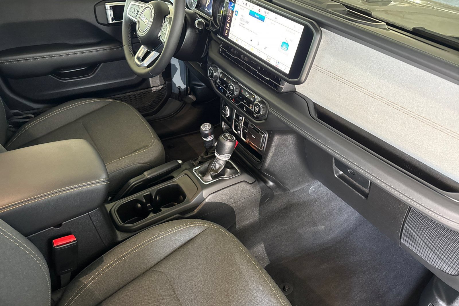 Used 2025 Jeep Wrangler Unlimited Sahara AWD/4WD image 16