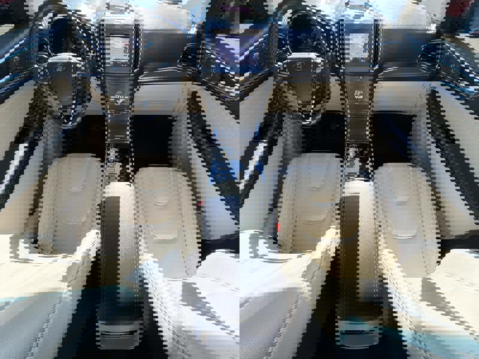 Used 2020 Ford Edge Titanium image 2