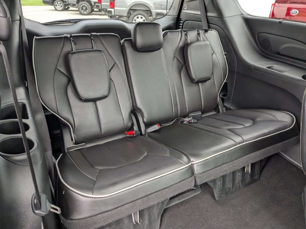 Used 2025 Chrysler Pacifica Limited FWD image 17