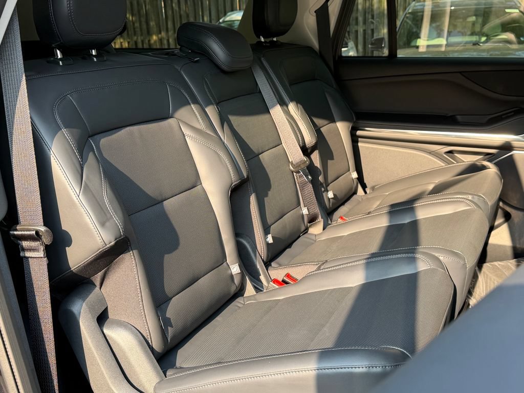New 2027 Lincoln Navigator L Premier AWD/4WD image 16