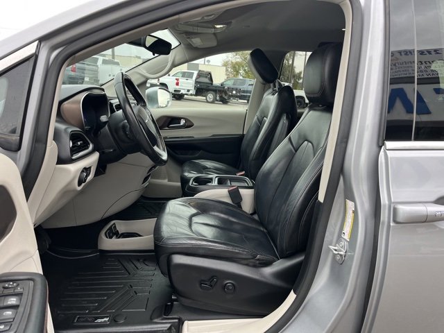 Used 2018 Chrysler Pacifica Touring-L image 30