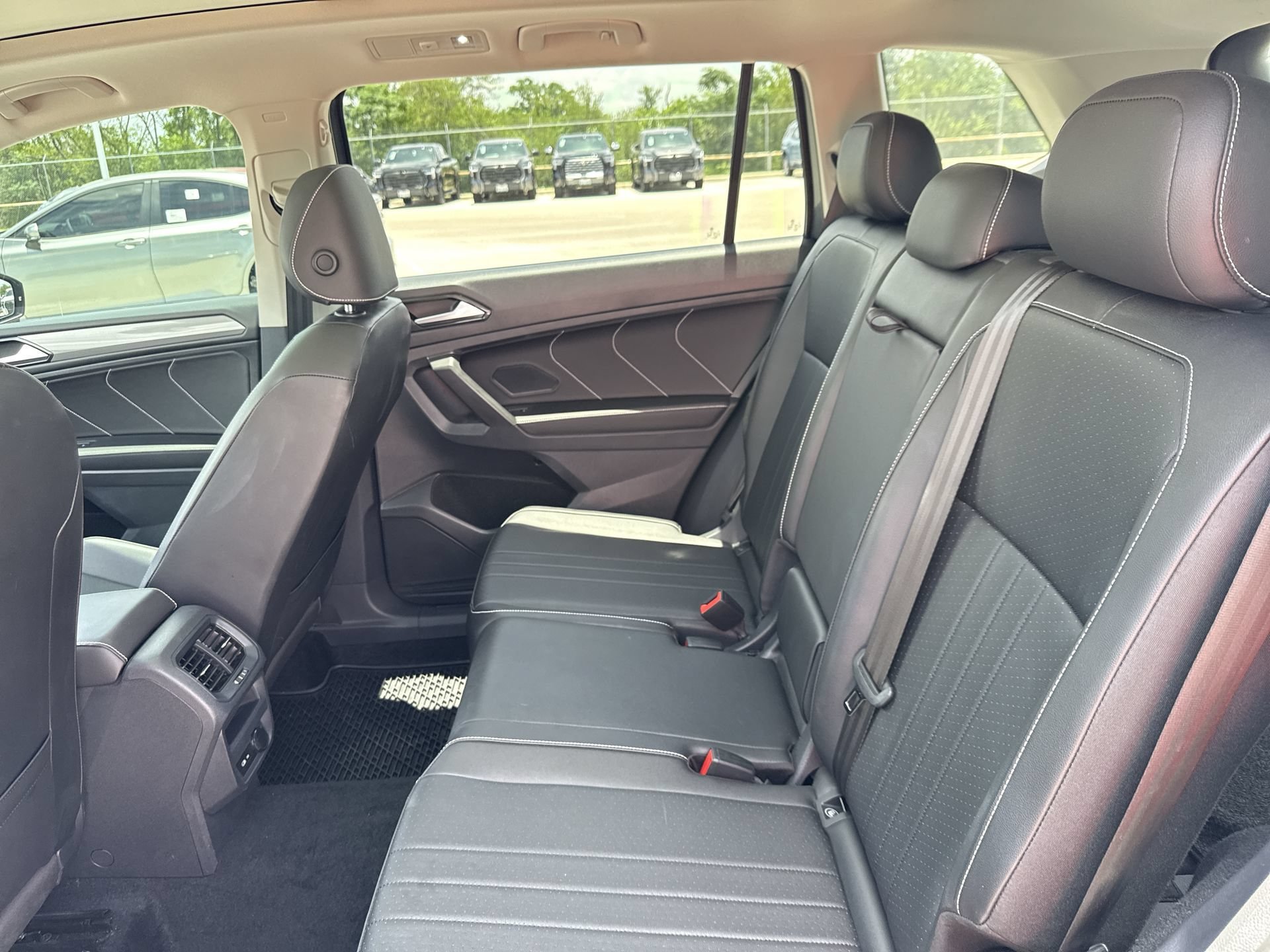 Used 2022 Volkswagen Tiguan SE w/ Panoramic Sunroof Package AWD/4WD image 25