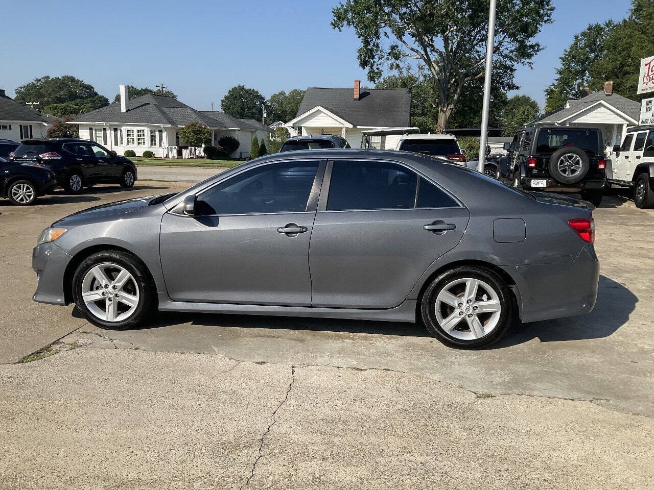 Used 2014 Toyota Camry SE FWD image 6