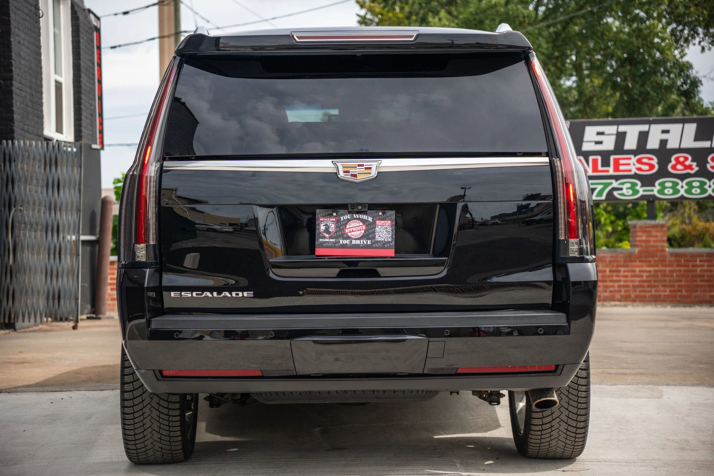 Used 2018 Cadillac Escalade Luxury image 3