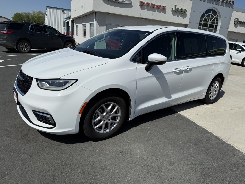 Used 2023 Chrysler Pacifica Touring-L FWD image 4