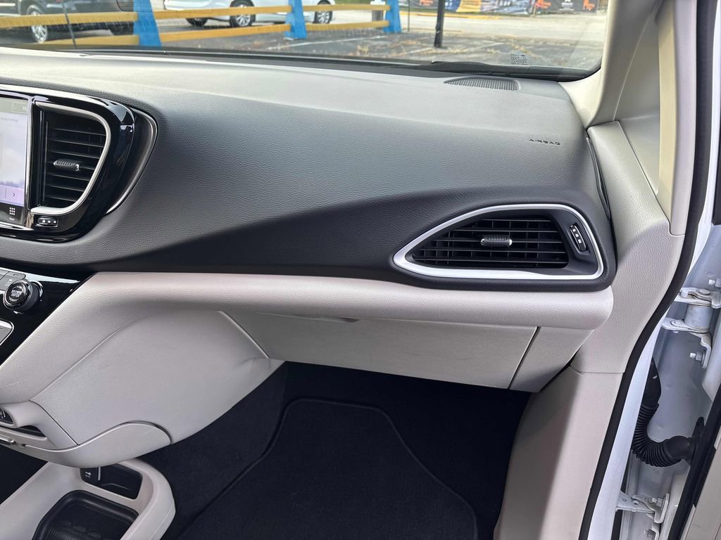 Used 2024 Chrysler Pacifica Touring-L image 59