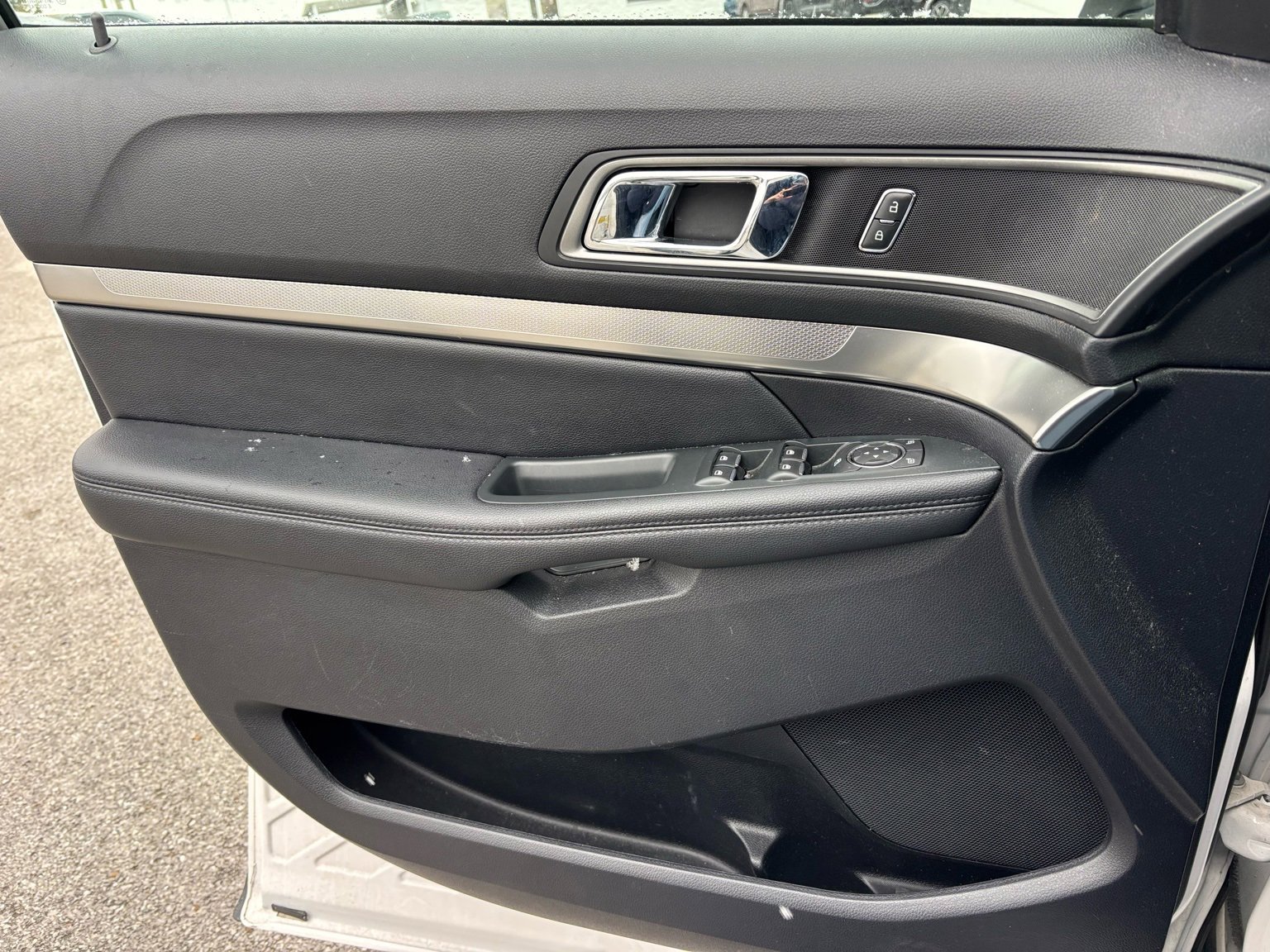 Used 2019 Ford Explorer XLT image 11