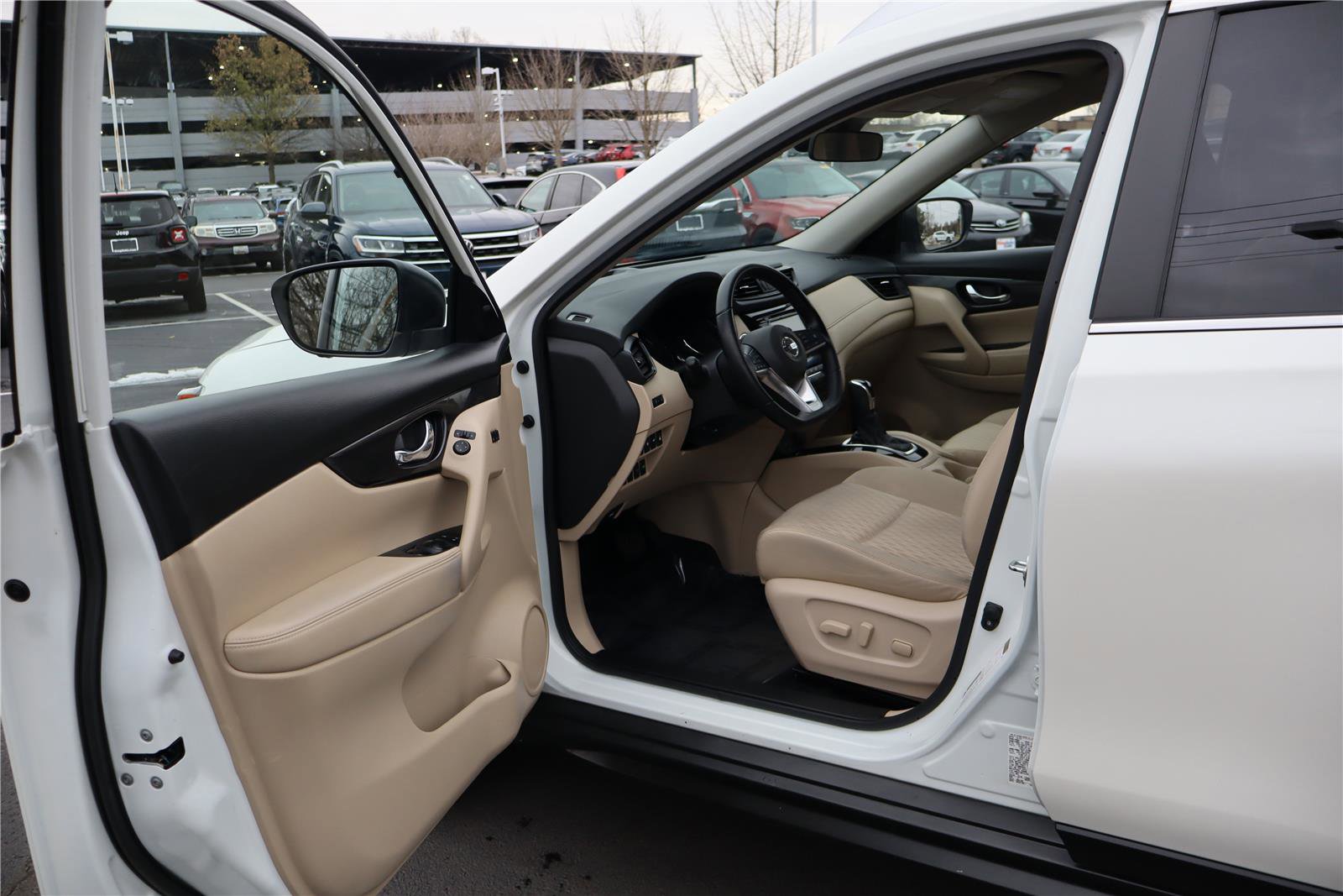 Used 2020 Nissan Rogue SV w/ Premium Package image 12