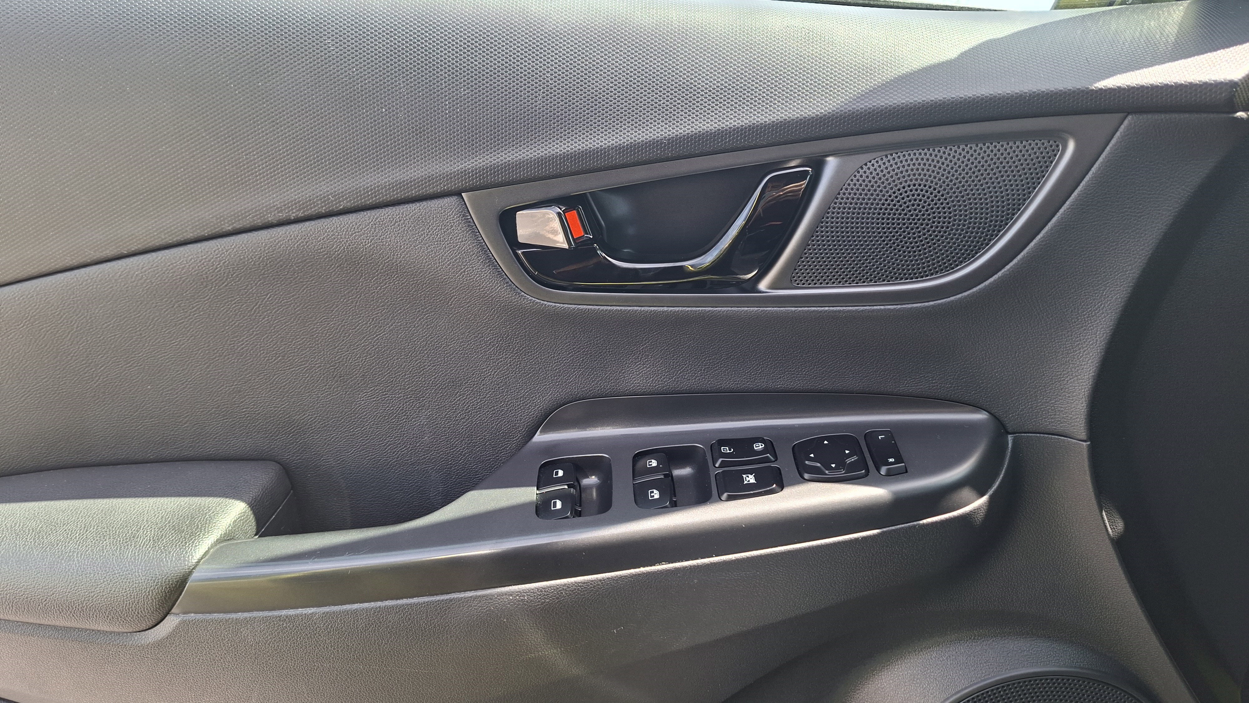 Used 2019 Hyundai Kona Limited AWD/4WD image 17