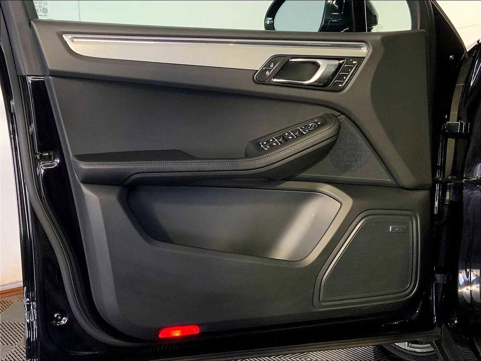 Certified 2025 Porsche Macan image 25