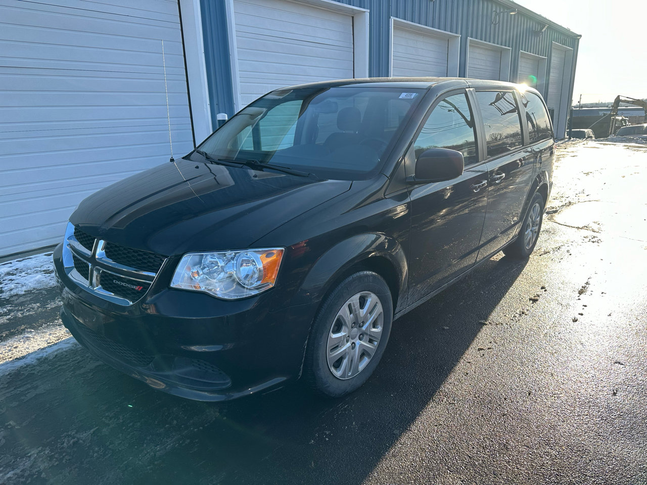 Used 2018 Dodge Grand Caravan SE w/ UConnect Hands-Free Group image 1