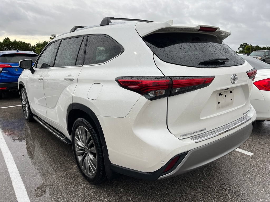 Used 2021 Toyota Highlander Platinum FWD image 4