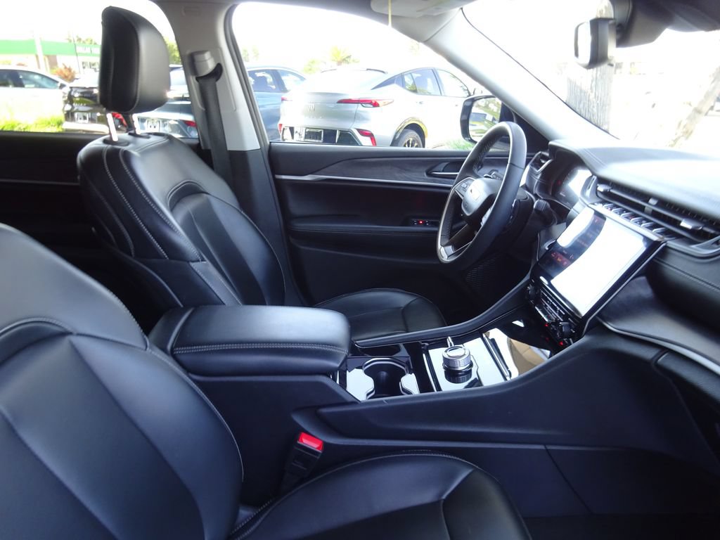 Used 2023 Jeep Grand Cherokee L Limited AWD/4WD image 16