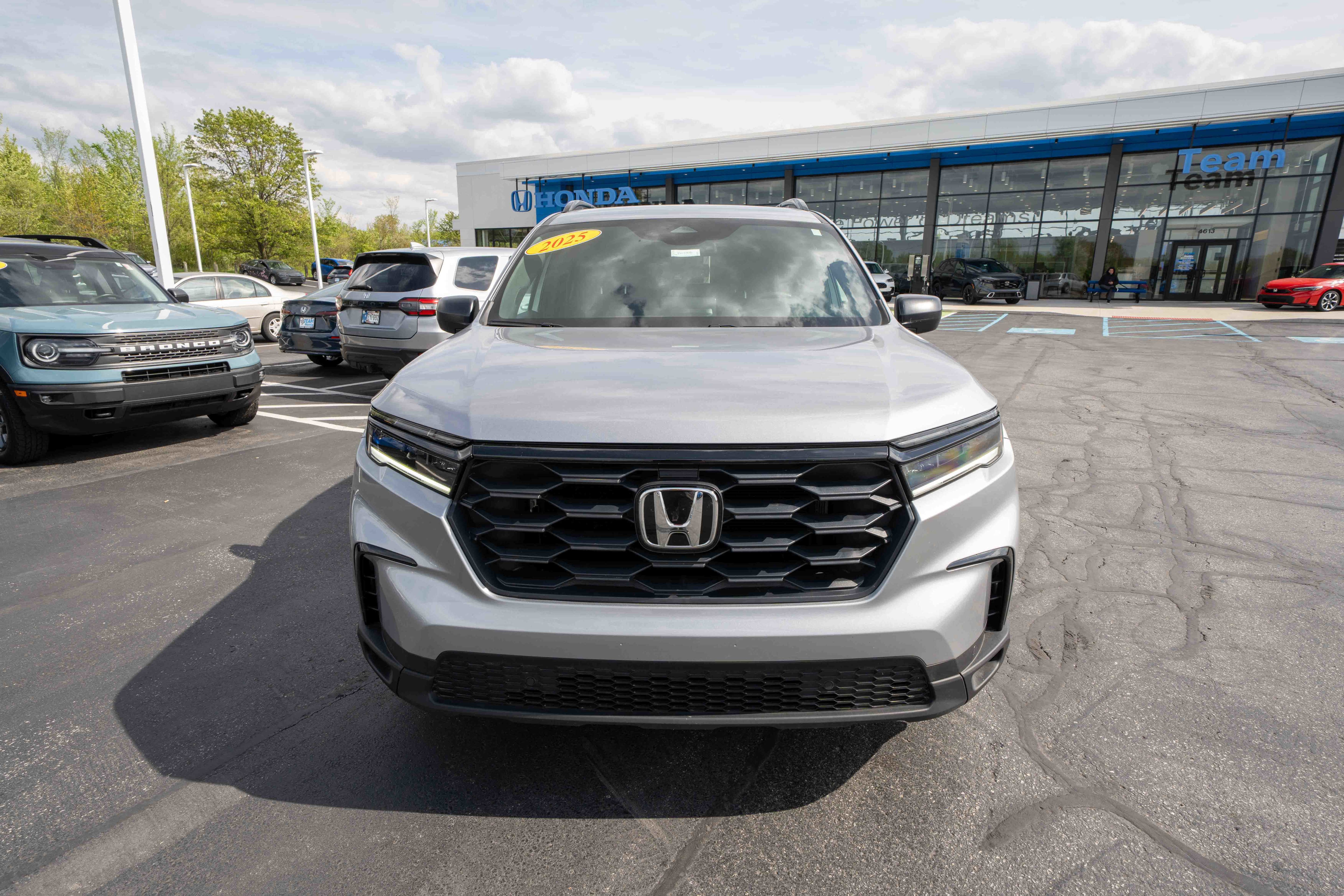 Used 2025 Honda Pilot Sport image 2