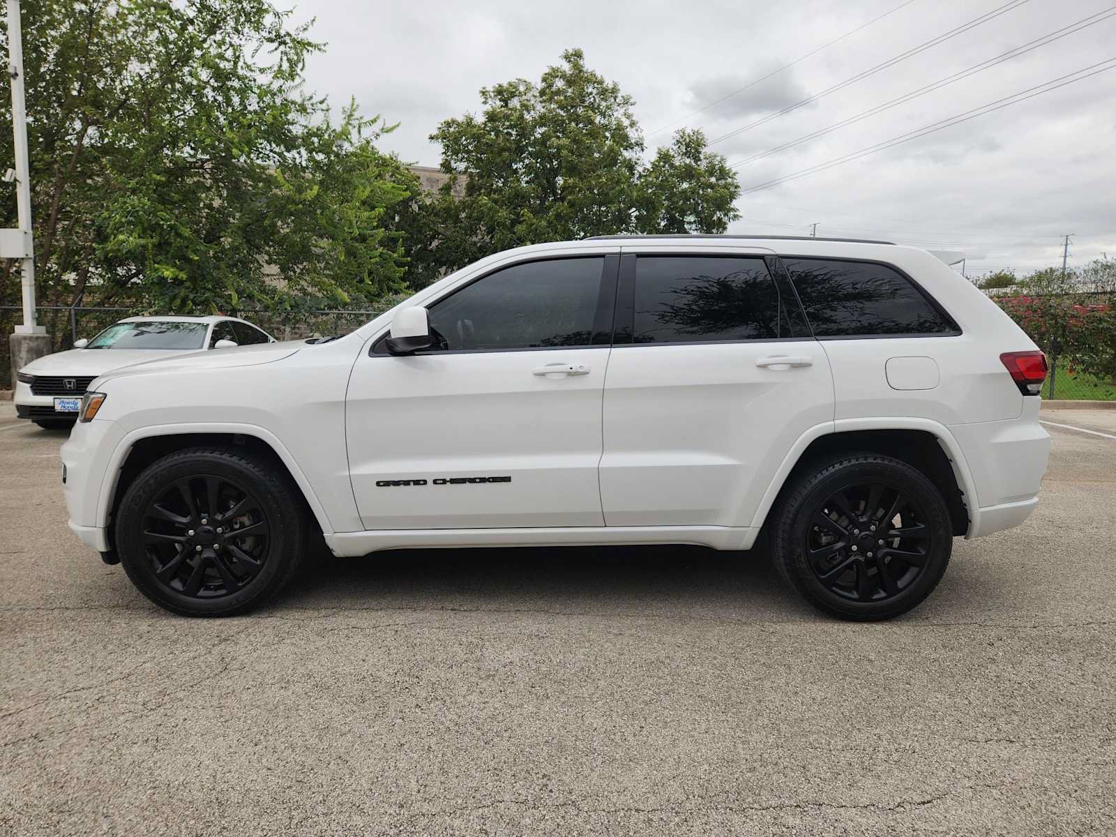 Used 2018 Jeep Grand Cherokee Altitude RWD image 4