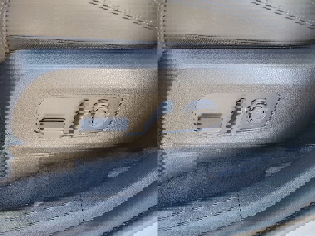 Used 2025 Kia Carnival EX image 7